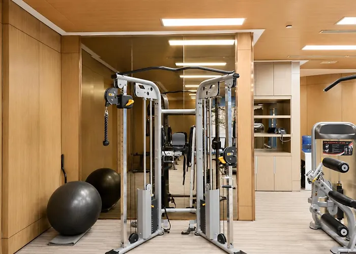1br Unit With Pool And Gym Access In Salcedo Village *